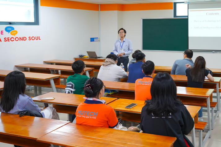Sinh viên Khoa Tiếng Anh đối mặt và giải quyết thách thức trong lĩnh vực dịch thuật ngày nay 24