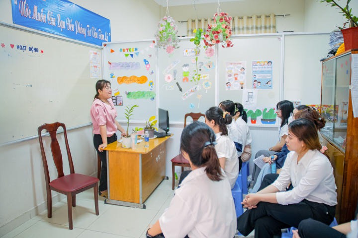 Sinh viên Tâm lý học HUTECH chia sẻ về tâm lý chọn ngành đại học cùng học sinh trường THPT Nguyễn Hữu Thọ 40