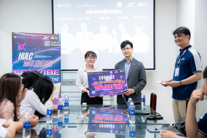 Trao giải cuộc thi “EDUVIBE - Lan tỏa tri thức trẻ”, ghi nhận nhiều nỗ lực của sinh viên Khoa Quản trị kinh doanh 206