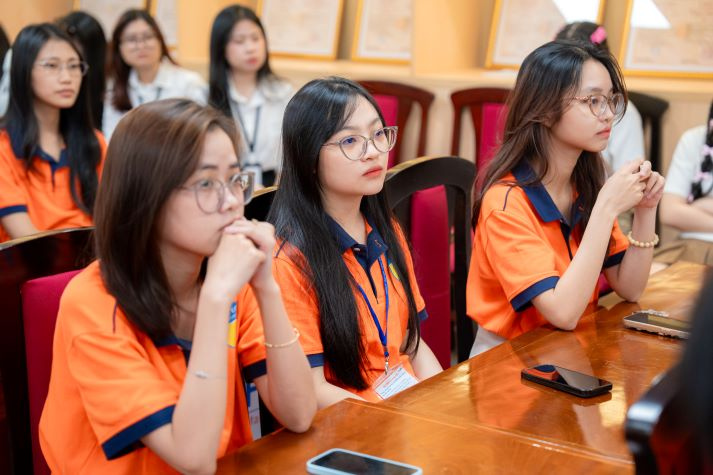 Sinh viên HUTECH soi mình và rèn kỹ năng qua “Mirror Mirror – Hình ảnh bạn phản chiếu” 65