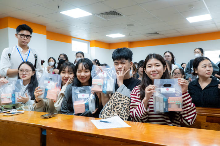 Đồng hành cùng ước mơ: KOCHAM trao quà khích lệ tinh thần sinh viên Khoa Hàn Quốc học 20