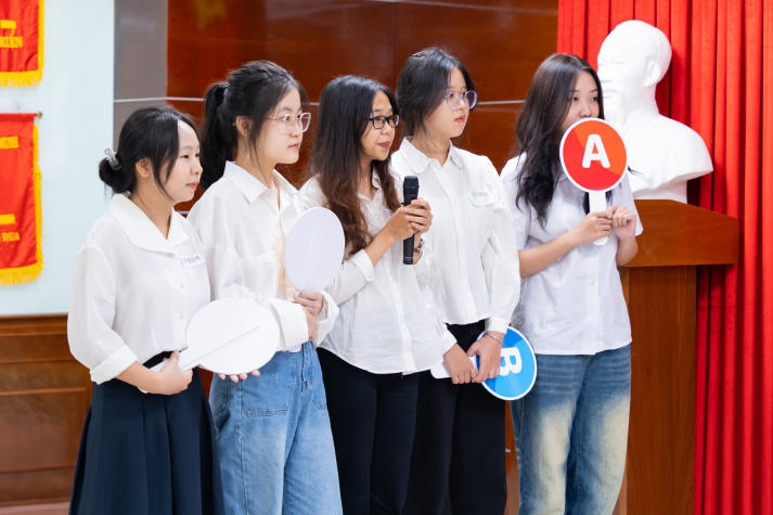 Sinh viên Khoa Trung Quốc đọ sức tiếng Trung tại cuộc thi “Hán ngữ tranh bá” 49