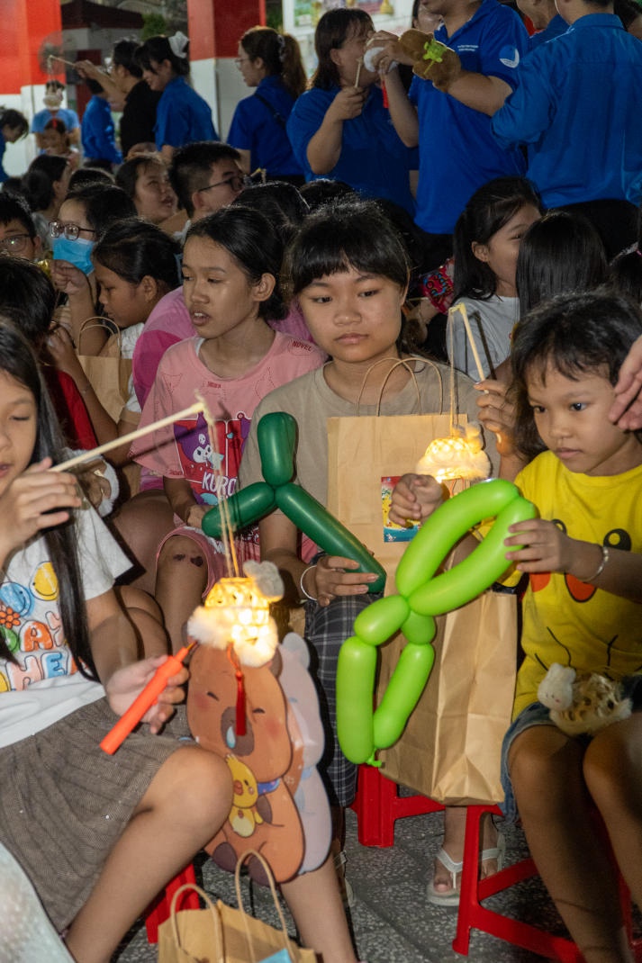 Rực rỡ Đêm hội trăng rằm của sinh viên Khoa Quản trị kinh doanh và các em thiếu nhi Quận Tân Phú 33