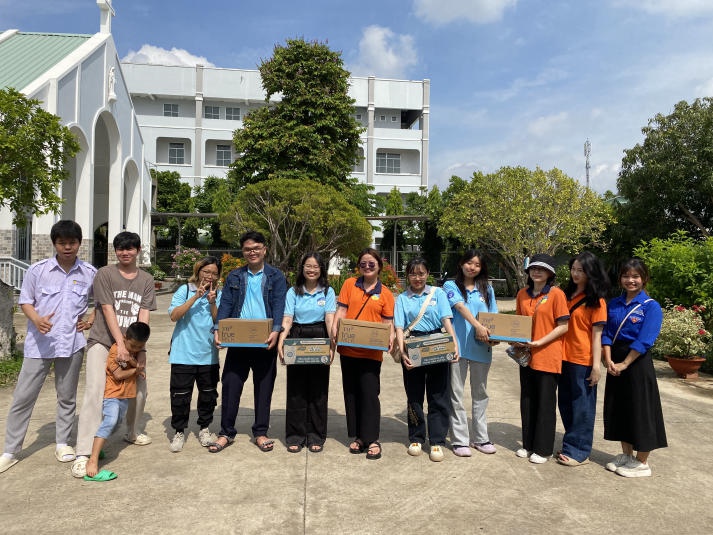 Sinh viên Khoa Điều dưỡng và Xét nghiệm lan tỏa yêu thương qua loạt hoạt động thiện nguyện 39