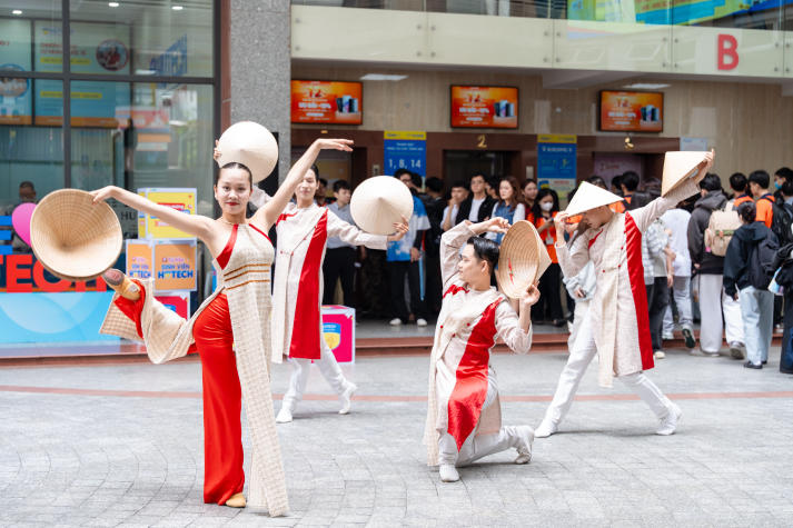 [Video] Văn nghệ sân trường HUTECH khuấy động không khí chào đón newbies 59