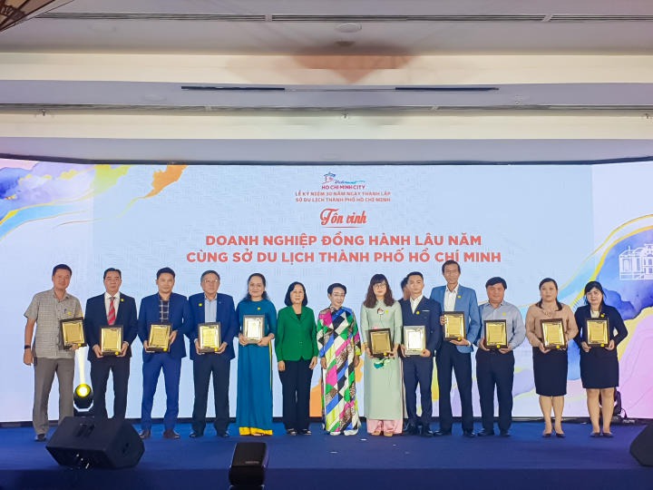 Khoa Quản trị Du lịch - Nhà hàng - Khách sạn vinh dự nhận kỷ niệm chương tại Lễ kỷ niệm 30 năm thành lập Sở Du lịch TP.HCM 11