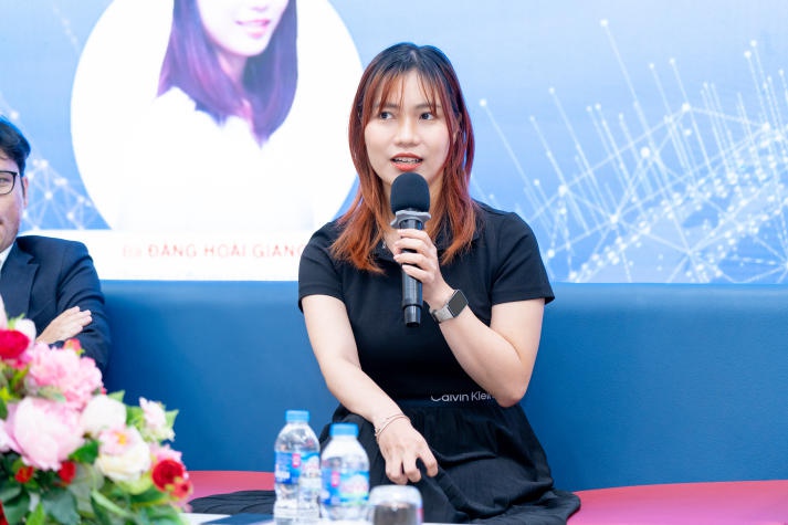 Sinh viên Marketing - Kinh doanh quốc tế khám phá tương lai số với AI và Blockchain 71