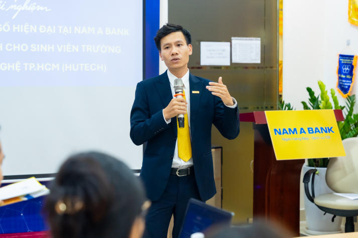 Trải nghiệm thực tế tại Nam A Bank, sinh viên Khoa Luật mở rộng góc nhìn về ngân hàng số 47