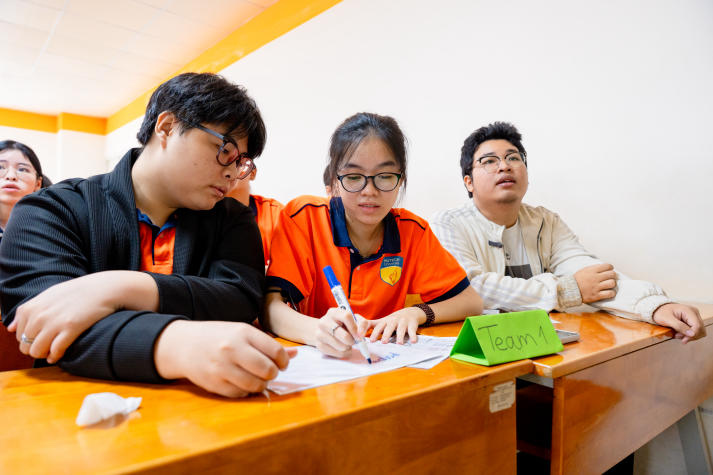 [Ảnh] Ai phát âm chuẩn hơn? Sinh viên Khoa Tiếng Anh sôi nổi chinh phục thử thách ngôn ngữ 43