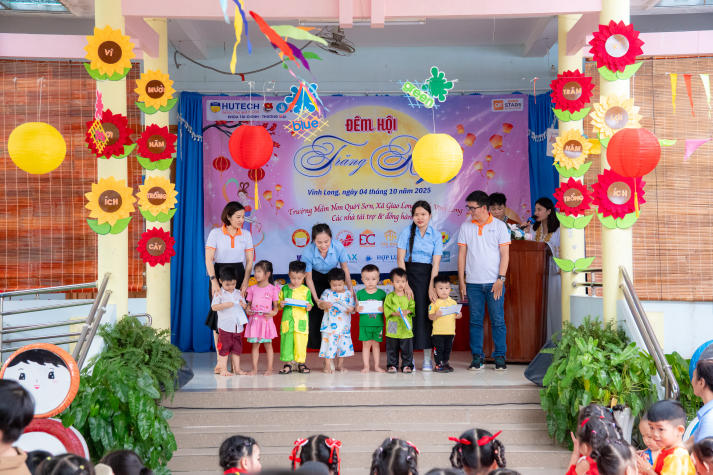 Một mùa Trăng trọn vẹn: Sinh viên Khoa Tài chính - Thương mại HUTECH đem niềm vui đến trẻ em Vĩnh Long 65