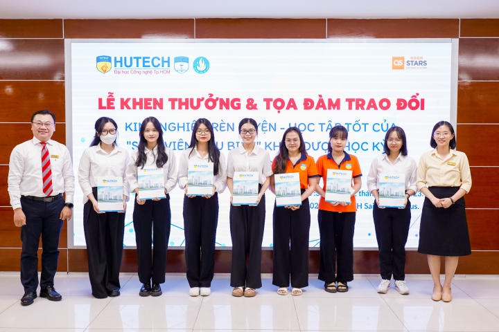Bạn Nguyễn Hồng Đức và 40 sinh viên tiêu biểu HKI năm học 2022 - 2023 được Khoa Dược tuyên dương, khen thưởng 60