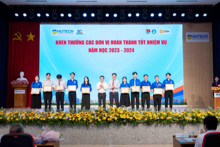 HUTECH vinh danh những "ngôi sao" trong công tác Đoàn - Hội và phong trào thanh niên năm học 2023-2024 75