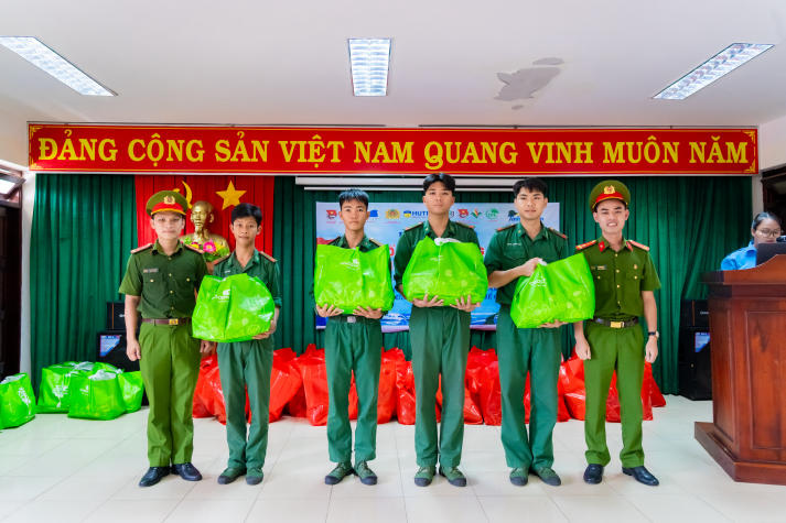 [Ảnh] Chi bộ 17 HUTECH nối dài tinh thần bảo vệ chủ quyền biển đảo tại Đồn Biên phòng Cần Thạnh (Cần Giờ) 115