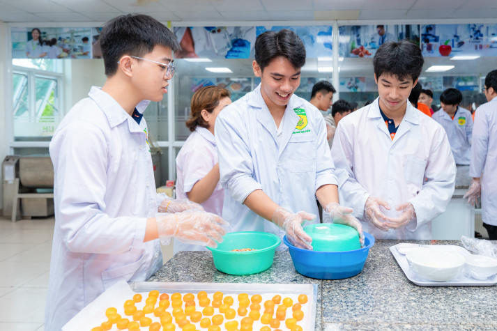 [Video] “Xắn tay áo” vào bếp cùng sinh viên Viện Khoa học Ứng dụng trổ tài làm bánh Trung thu 73