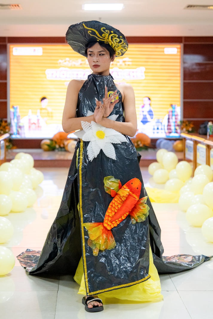 Mãn nhãn với loạt thiết kế độc đáo tại vòng Chung kết cuộc thi thời trang tái chế của Khoa Quản trị kinh doanh HUTECH 59