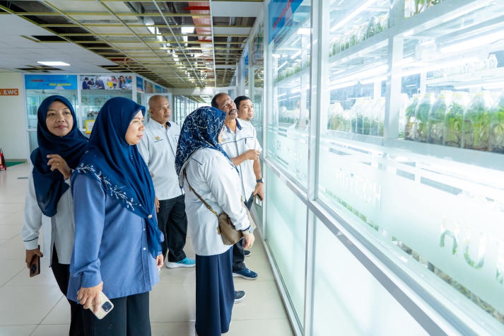 Ampangan Vocational College visits HUTECH and tours facilities at Saigon Hitech Park Campus 74