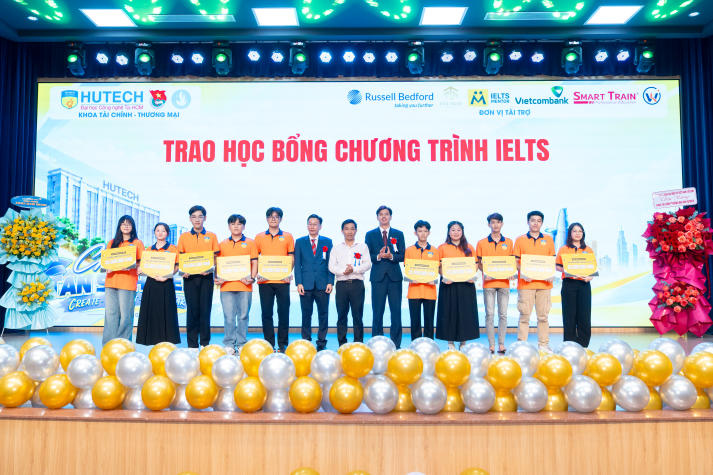 [Video] Tân sinh viên Khoa Tài chính - Thương mại khởi động hành trình đại học với tinh thần “Sáng tạo - Kết nối - Vươn xa” 66