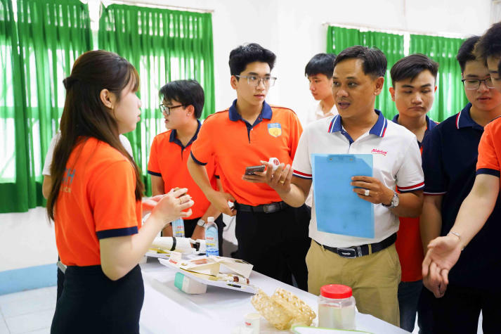 Top 9 HUTECH Startup Wings 2026 học khởi nghiệp từ thực tế vận hành doanh nghiệp tại Bidrico 92