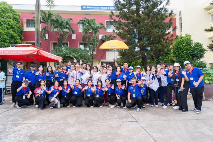 Tuổi trẻ HUTECH tiếp sức sĩ tử 2k8 trong ngày thi tốt nghiệp THPT 2026 71
