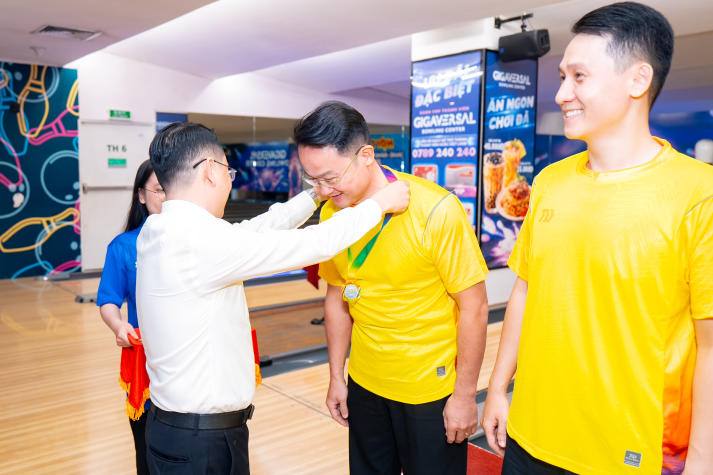 Liên quân VPT - VP.HĐT - P.NS – B.TT - TT.KĐ-ĐBCL - TT.IT lập “hat-trick” vô địch Bowling 54
