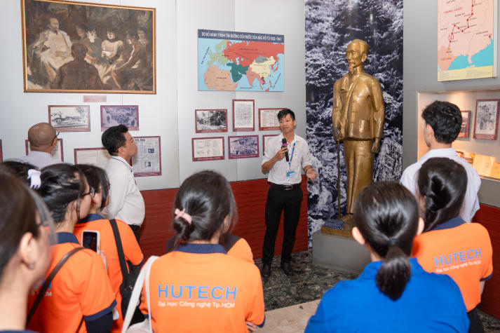 [Ảnh] Về nguồn tại Bến Nhà Rồng: Hành trình ý nghĩa của sinh viên Khoa Tài chính - Thương mại 112