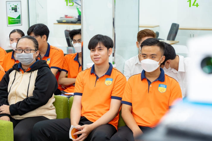Sinh viên Khoa Tài chính - Thương mại HUTECH tham quan Vietcombank 78