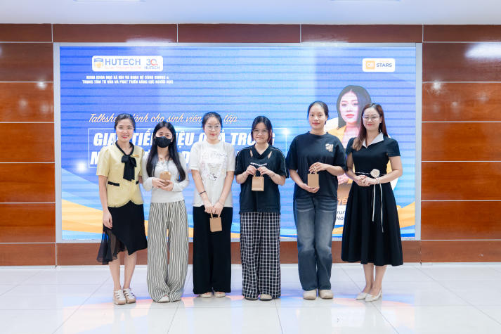 Sinh viên Khoa KHXH&QHCC “bỏ túi” bí quyết giao tiếp và ứng xử chuyên nghiệp 70