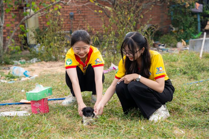 Sinh viên Khoa Thú y lan tỏa yêu thương qua hoạt động chăm sóc động vật trong chiến dịch Xuân tình nguyện 27