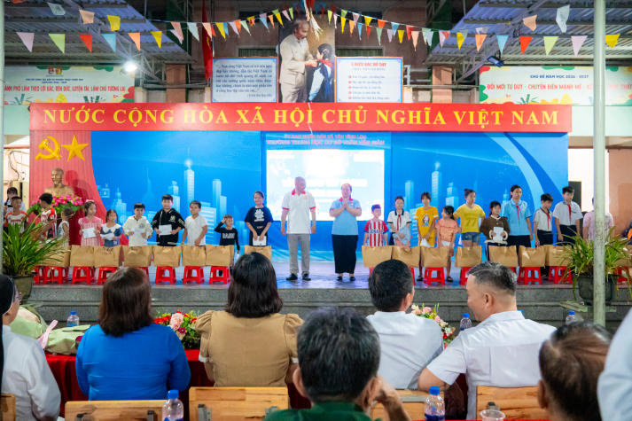 “Trăng trao yêu thương” của Khoa QTDL-NH-KS gửi 200 phần quà, thắp sáng niềm vui tuổi thơ 79
