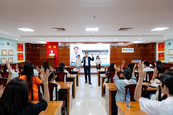 Ban cán sự lớp Khoa Khoa học Xã hội và Quan hệ Công chúng học hỏi nhiều kỹ năng hữu ích qua buổi tập huấn 84