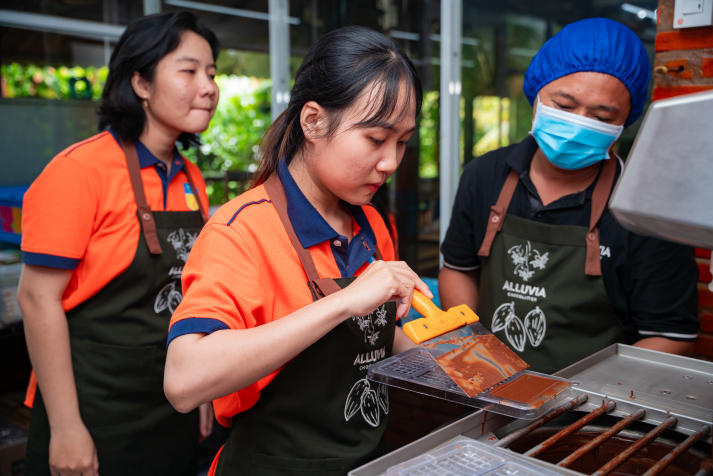 Sinh viên Công nghệ thực phẩm học từ trải nghiệm, hiểu sâu quy trình sản xuất socola Việt 65