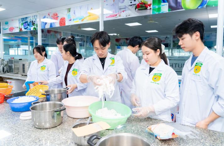 [Ảnh] Vị ngọt đoàn viên: Trải nghiệm nghề và giá trị Tết của sinh viên Công nghệ thực phẩm 44