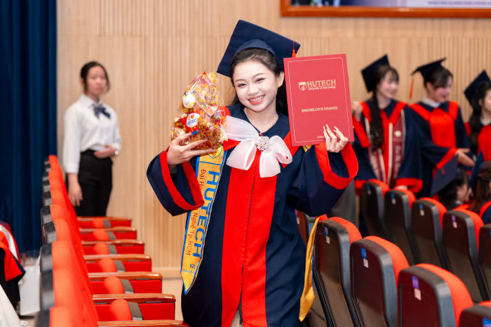 Khép lại hành trình giảng đường, mở ra hành trình trách nhiệm: HUTECH trao bằng tốt nghiệp cho các tân khoa 96