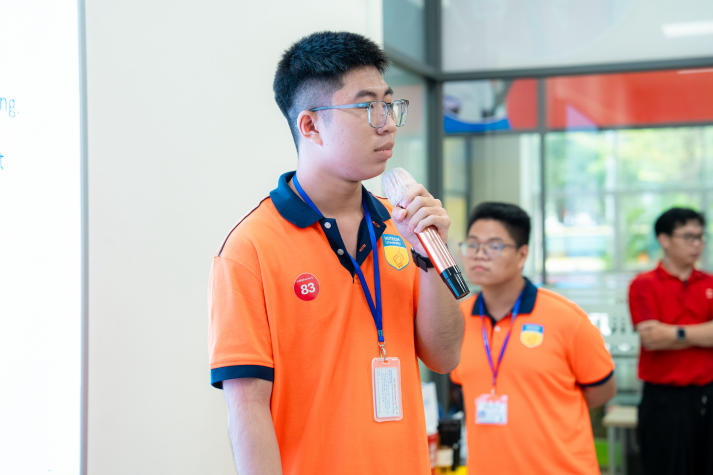 Sinh viên Khoa Công nghệ thông tin khám phá ứng dụng AI trên laptop ASUS thế hệ mới 62