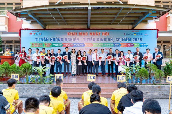 Teen 2k7 quan tâm nhiều ngành học của HUTECH tại khai mạc Ngày hội Tư vấn Hướng nghiệp - Tuyển sinh 2025 12