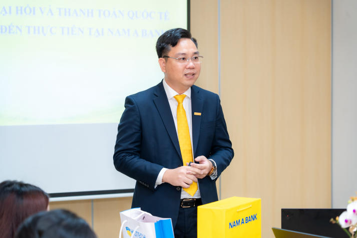 [Ảnh] Sinh viên Marketing - Kinh doanh quốc tế bồi đắp tư duy nghề nghiệp qua chuyến tham quan Nam A Bank 20