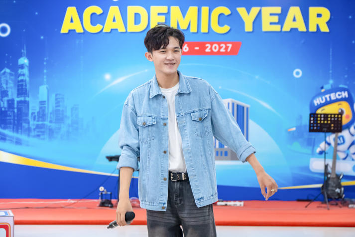 [Video] HUTECH-ers “bật mood” năm học mới cùng chuỗi văn nghệ sân trường 120