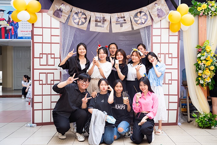 Sinh viên rủ nhau “vi vu” xứ sở kim chi ngay tại HUTECH trong Lễ hội Văn hóa Hàn Quốc 2023 69