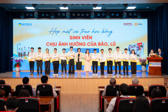 [Video] HUTECH trao 153 suất học bổng trị giá gần 2 tỷ đồng tiếp sức sinh viên sau bão lũ 104