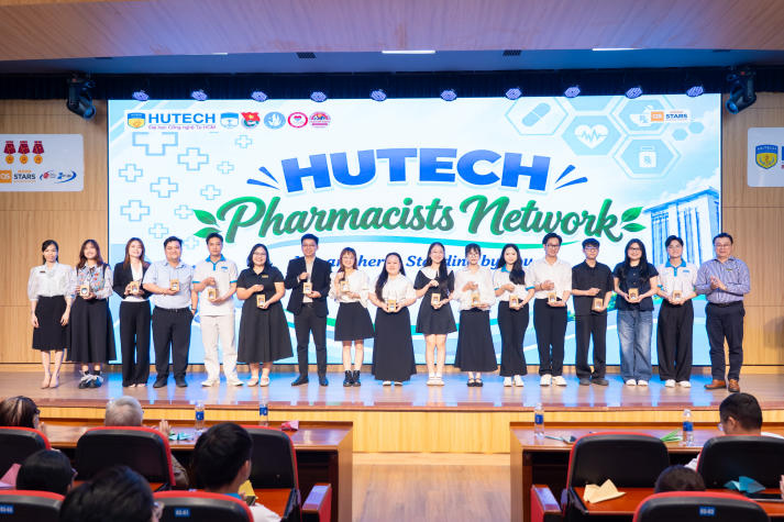 [Video] Lễ kết nghĩa Dược Khoa 2026: Chuyện học, chuyện nghề nối nhịp các thế hệ dược sĩ tương lai 71