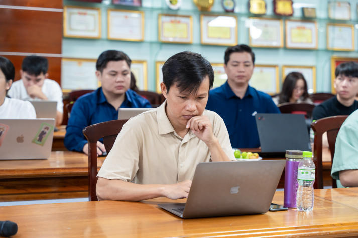 Học viên, nghiên cứu sinh HUTECH nâng cao kỹ năng nghiên cứu và khai thác dữ liệu học thuật 42