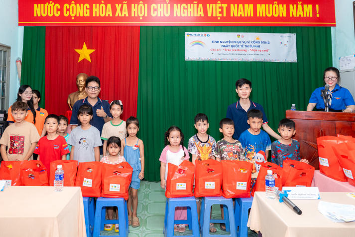 “Trao yêu thương - Nhận nụ cười”: Tuổi trẻ HUTECH rộn ràng mang Tết Thiếu nhi về Khu phố Đông An (Bình Dương) 39