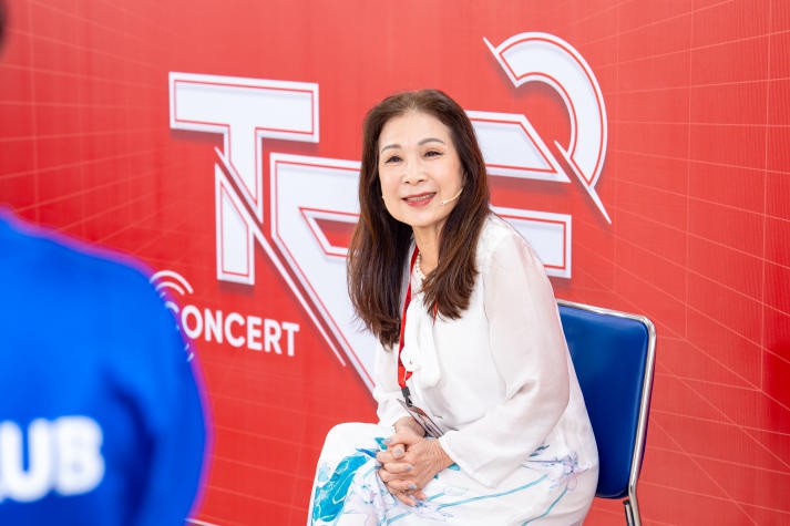 NSND Kim Xuân truyền năng lượng tích cực và bí kíp diễn xuất cho sinh viên HUTECH 28