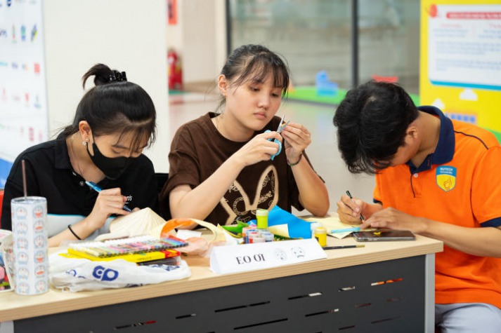 Sinh viên Viện Khoa học Ứng dụng HUTECH trang trí nón lá mừng Ngày Nhà giáo Việt Nam 30