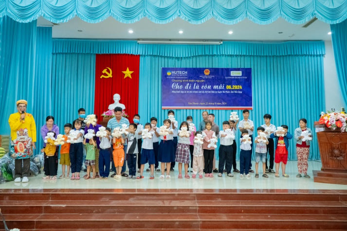 HUTECH viết tiếp hành trình thiện nguyện “Cho đi là còn mãi” tại tỉnh Tiền Giang 112