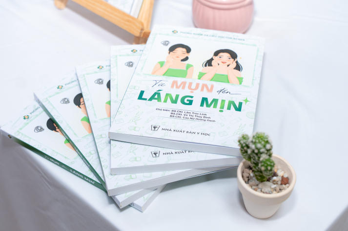 Viện Khoa học Ứng dụng tiếp nhận bộ sách chuyên sâu về chăm sóc da từ Doctor Acnes 38