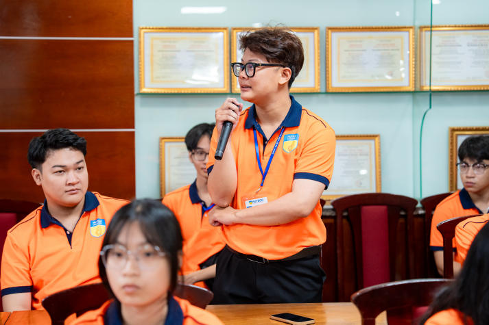 [Video] Á vương Mr World 2024 và MC Vũ Mạnh Cường truyền bí quyết nói trước công chúng cho tân sinh viên HUTECH 72