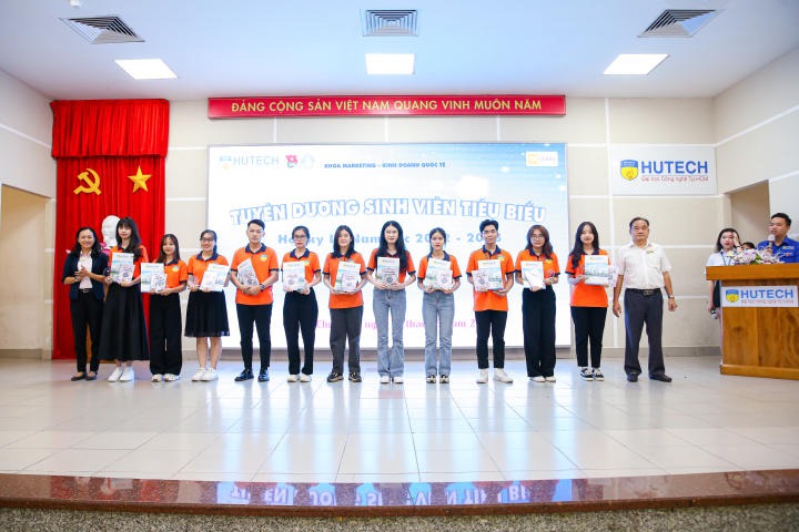 Khoa Marketing - Kinh doanh quốc tế tuyên dương 659 sinh viên tiêu biểu HKI năm học 2022 - 2023 94