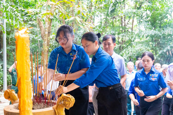 Sinh viên Khoa Marketing - Kinh doanh quốc tế dâng hương tri ân tại Khu căn cứ Huyện ủy Tòa Thánh 46
