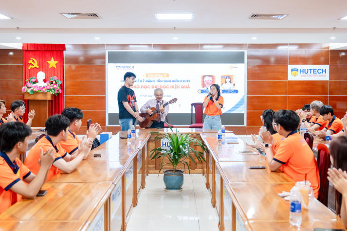 Newbies HUTECH được tiếp lửa tự tin bước vào giảng đường 104